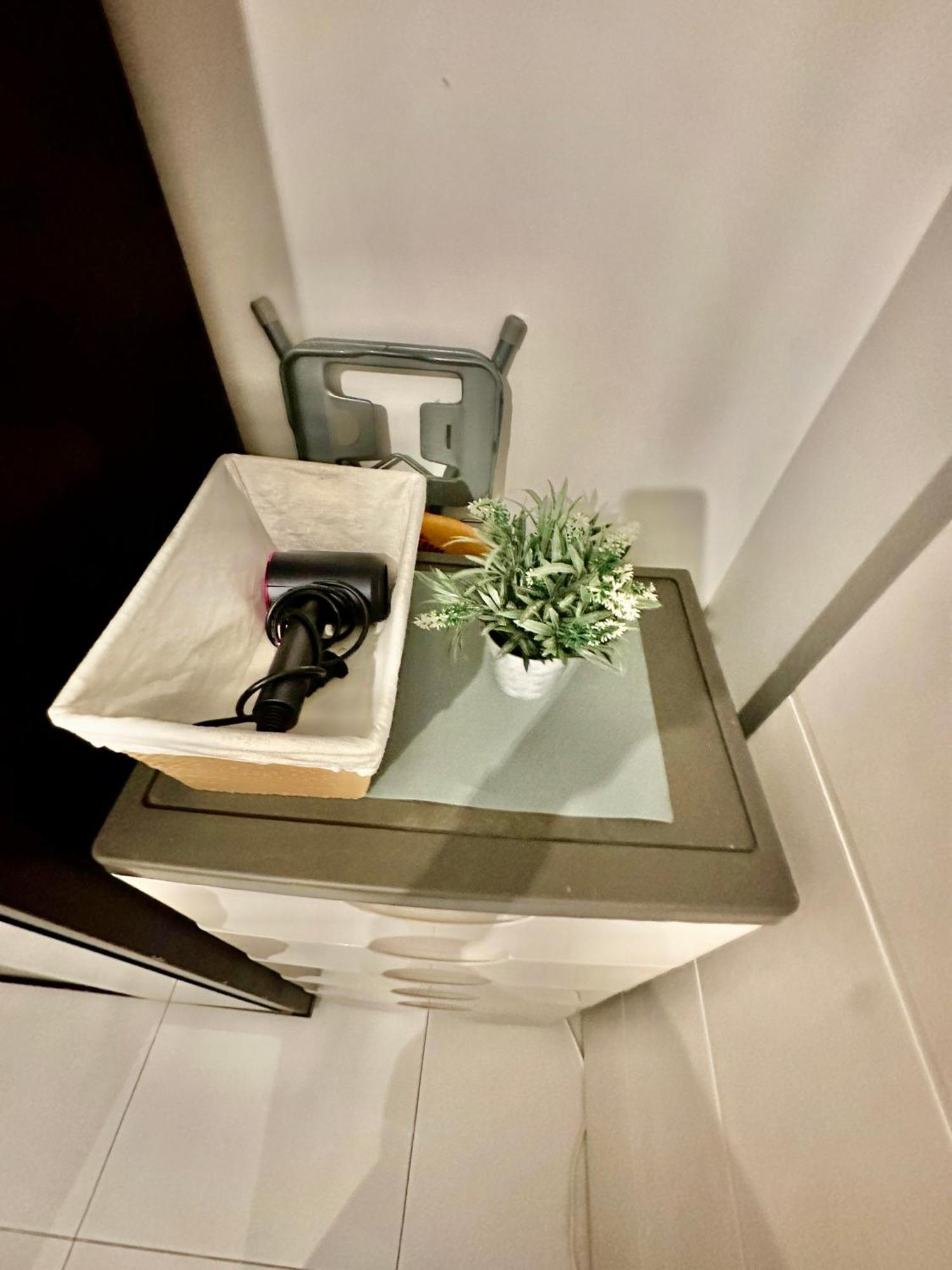 One Bedroom Apartment With Netflix At Greenbelt Makati Manila Eksteriør bilde